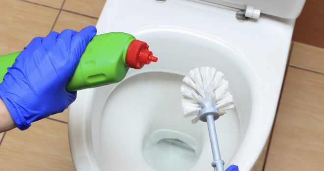 WC-pöntön puhdistus: vältä vääriä pesuaineita ja -välineitä.