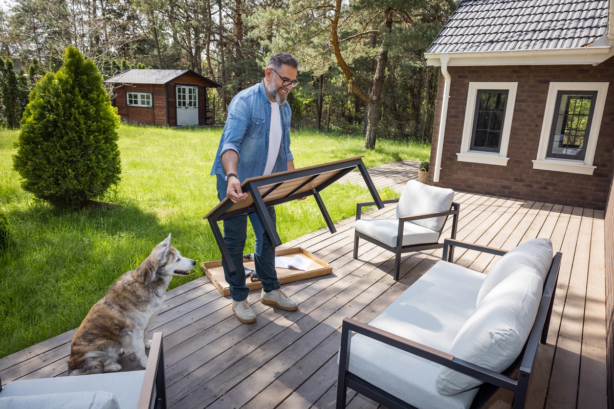 Terassikausi alkaa tuomalla terassikalusteet ulos.