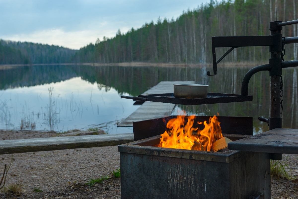 Nuotiopaikka järven rannalla.